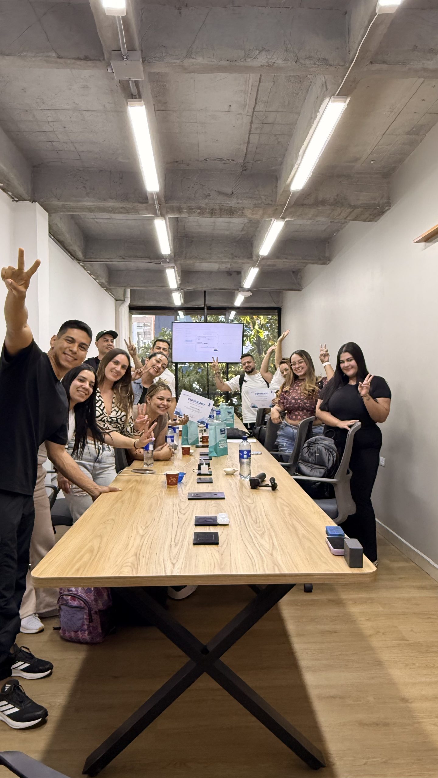 Grupo celebrando cierre del taller