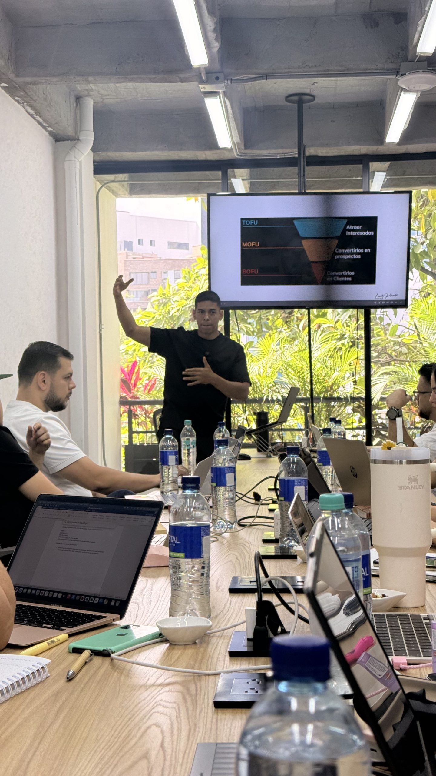 Lewis explicando funnel de ventas